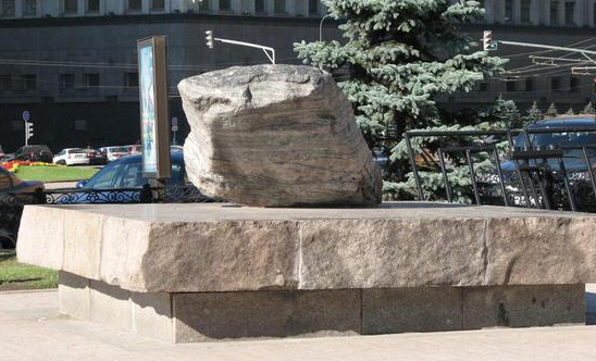 Соловецкий Камень на лубянской площади в Москве